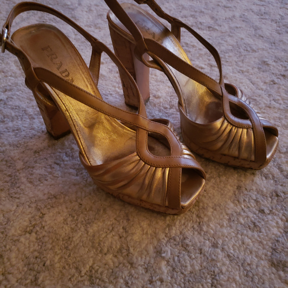 WOMENS GOLD STRAPPY PLATFORM SANDALS SIZE 6-6.5